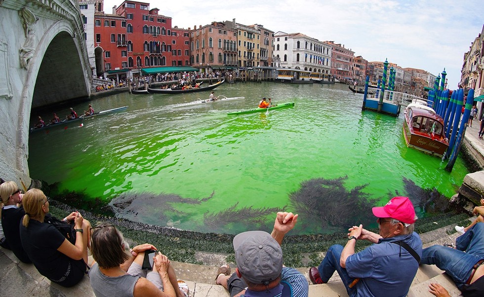 Venice điều tra m&agrave;u nước xanh bất thường tr&ecirc;n k&ecirc;nh đ&agrave;o ảnh 2