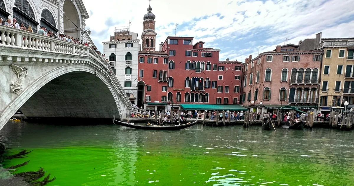 Venice điều tra màu nước xanh bất thường trên kênh đào