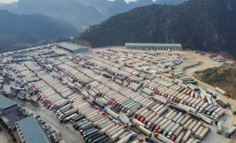 &Ugrave;n ứ xe chở n&ocirc;ng sản xuất khẩu tại c&aacute;c cửa khẩu Lạng Sơn năm 2021.