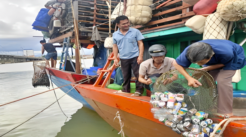 T&agrave;u c&aacute; ở Quảng B&igrave;nh thu gom r&aacute;c v&agrave;o bờ. Ảnh: Chi cục Thủy sản Quảng B&igrave;nh.