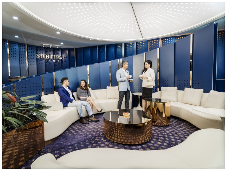 SHB First Club g&acirc;y ấn tượng mạnh với kh&ocirc;ng gian tổng h&ograve;a của sự sang trọng thời thượng với President Suite, ph&ograve;ng h&uacute;t Cigar ri&ecirc;ng tư, khu massage giữa vườn c&acirc;y, khu l&agrave;m việc biệt lập, tầm nh&igrave;n ra đường băng