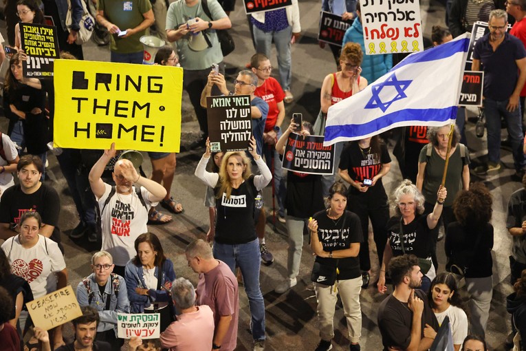 Cuộc biểu t&igrave;nh k&ecirc;u gọi trả tự do cho c&aacute;c con tin ở Tel Aviv, Israel, ng&agrave;y 27/4. Ảnh: Times of Israel