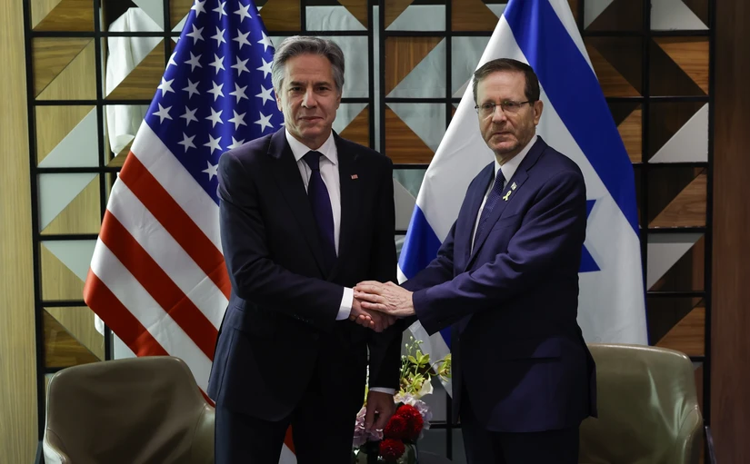Tổng thống Israel Isaac Herzog v&agrave; Ngoại trưởng Mỹ Antony Blinken ng&agrave;y 1/5/2024 tại Tel Aviv, Israel. Ảnh: AP