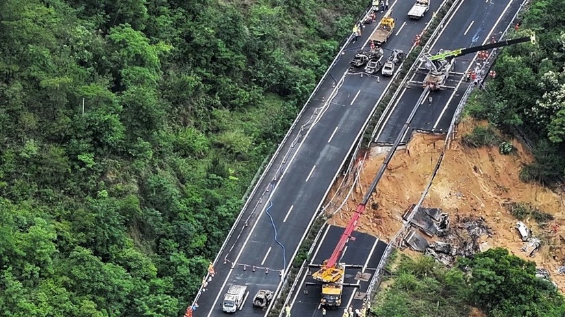 H&igrave;nh ảnh đoạn đường cao tốc bị sập tại Mai Ch&acirc;u, Quảng Đ&ocirc;ng, Trung Quốc. Ảnh: T&acirc;n Hoa X&atilde;