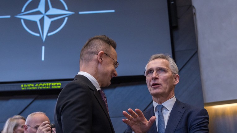 Ngoại trưởng Hungary Peter Szijjarto (tr&aacute;i) v&agrave; Tổng thư k&yacute; NATO Jens Stoltenberg (phải) tại Brussels, Bỉ, ng&agrave;y 3/4. Ảnh: RT