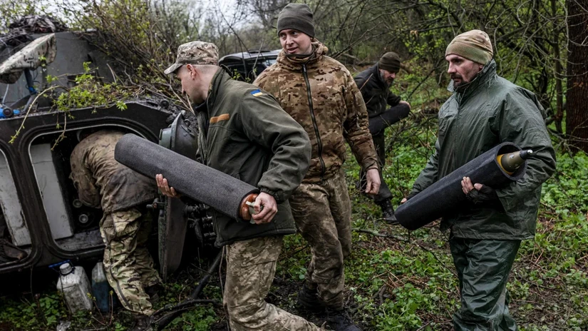 Qu&acirc;n đội Ukraine nạp đạn v&agrave;o vũ kh&iacute; tại Donetsk ng&agrave;y 14/4/2023. Ảnh: Anadolu Agency