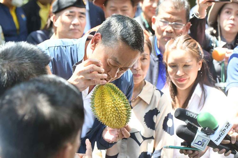 Thủ tướng Th&aacute;i Lan Srettha Thavisin cầm một quả sầu ri&ecirc;ng ở tỉnh Chanthaburi, miền đ&ocirc;ng Th&aacute;i Lan, ng&agrave;y 27/4. Ảnh: Bangkok Post