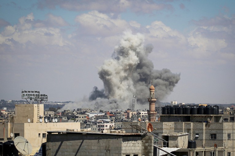 Kh&oacute;i bốc l&ecirc;n sau vụ bắn ph&aacute; ở ph&iacute;a đ&ocirc;ng Rafah, miền nam Dải Gaza, ng&agrave;y 6/5. Ảnh: AFP