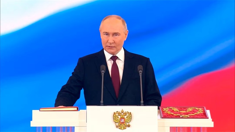 Tổng thống Nga Vladimir Putin đặt tay l&ecirc;n Hiến ph&aacute;p Li&ecirc;n bang Nga v&agrave; tuy&ecirc;n thệ. Ảnh: Điện Kremlin