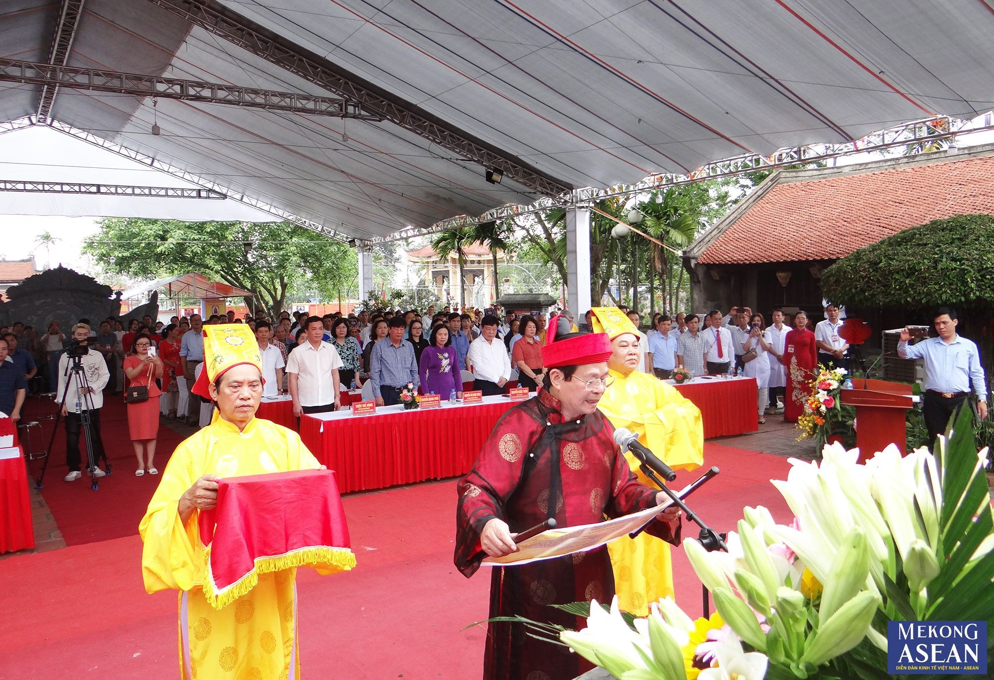 Tuy&ecirc;n đọc ch&uacute;c văn, tưởng nhớ đại danh y, thiền sư Tuệ Tĩnh.