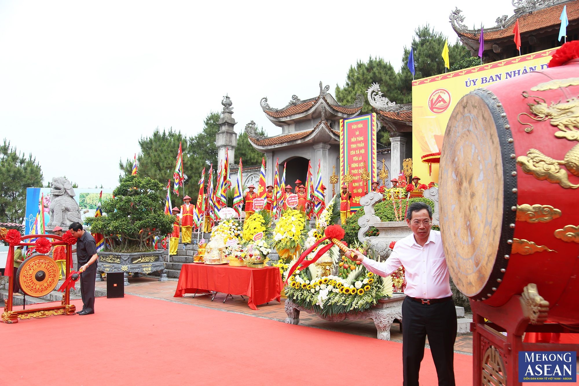 &Ocirc;ng Vũ Tiến Phụng, Ủy vi&ecirc;n Ban Thường vụ Tỉnh ủy, Trưởng Ban Nội ch&iacute;nh Tỉnh ủy Hải Dương gi&oacute;ng trống khai hội; &ocirc;ng Nguyễn Vỹ, B&iacute; thư Thị ủy Kinh M&ocirc;n thỉnh chi&ecirc;ng khai hội.