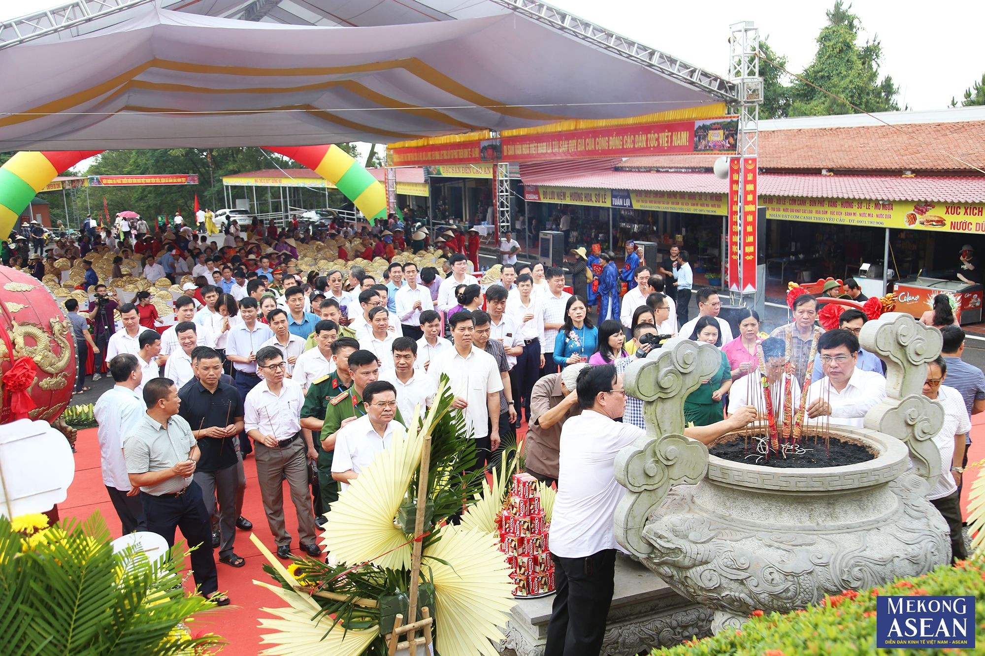 Đại biểu, người d&acirc;n v&agrave; du kh&aacute;ch d&acirc;ng hương tại đền thờ An Sinh vương Trần Liễu.