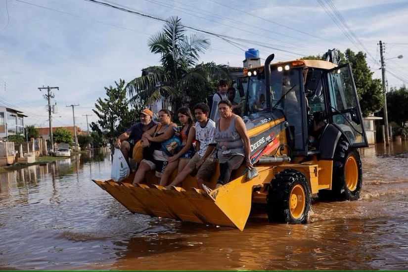 Người d&acirc;n được sơ t&aacute;n khỏi nh&agrave; bị ngập của m&igrave;nh tại Eldorado do Sul,, Rio Grande do Sul, Brazil. Ảnh: Reuters