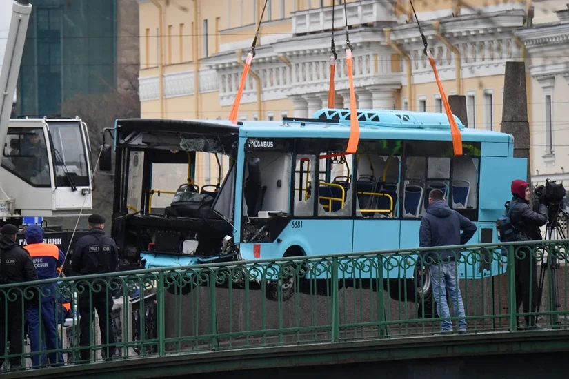 Chiếc xe bus lao xuống s&ocirc;ng Moyka được trục vớt l&ecirc;n ng&agrave;y 10/5/2024. Ảnh: AFP