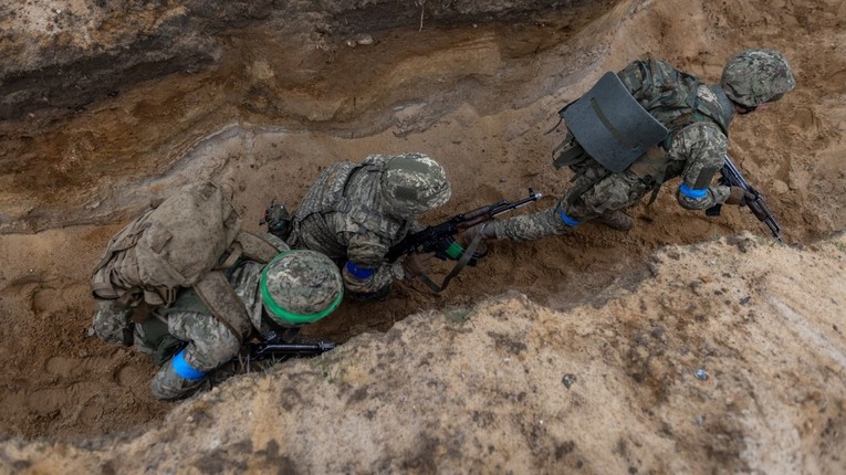 Binh sĩ Ukraine thực h&agrave;nh tấn c&ocirc;ng chiến h&agrave;o trong qu&aacute; tr&igrave;nh huấn luyện qu&acirc;n sự. Ảnh: AFP