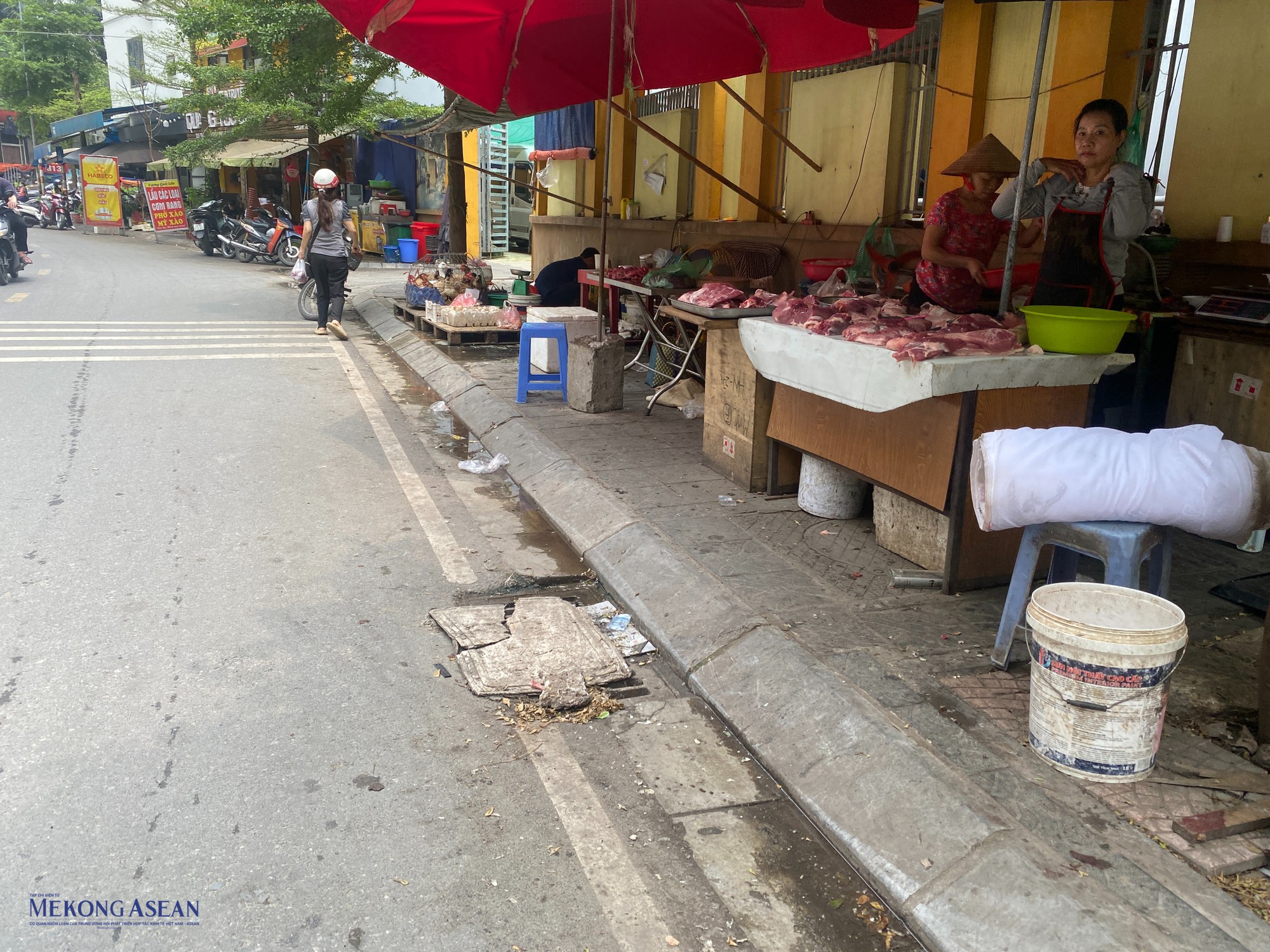 Theo chị Nga, một tiểu thương tại chợ Đồng T&acirc;m n&oacute;i: &amp;amp;amp;quot;C&oacute; thể do vị tr&iacute; mới nằm khuất đường lớn, c&ugrave;ng với việc phải mất tiền gửi xe n&ecirc;n người d&acirc;n quanh đ&acirc;y thường lựa chọn chợ c&oacute;c, chợ tạm để mua sắm cho tiện lợi. Hiện chợ chỉ c&ograve;n c&aacute;c quầy h&agrave;ng đồ ăn, thực phẩm l&agrave; hoạt động. Khu vải v&oacute;c, quần &aacute;o chỉ l&aacute;c đ&aacute;c v&agrave;i hộ kinh doanh&amp;amp;amp;quot;.