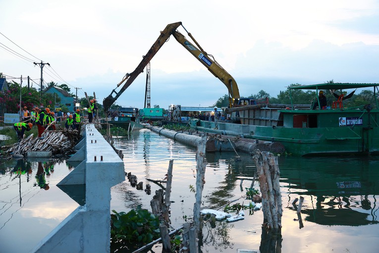 Thi c&ocirc;ng k&egrave; chống sạt lở khẩn cấp s&ocirc;ng Tr&agrave; N&oacute;c, quận B&igrave;nh Thủy, TPCần Thơ. Ảnh: VGP.