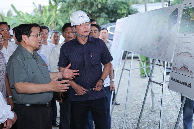 Thủ tướng Phạm Minh Ch&iacute;nh khảo s&aacute;t dự &aacute;n tuyến đường cao tốc Ch&acirc;u Đốc - Cần Thơ - S&oacute;c Trăng. Ảnh: VGP/Nhật Bắc