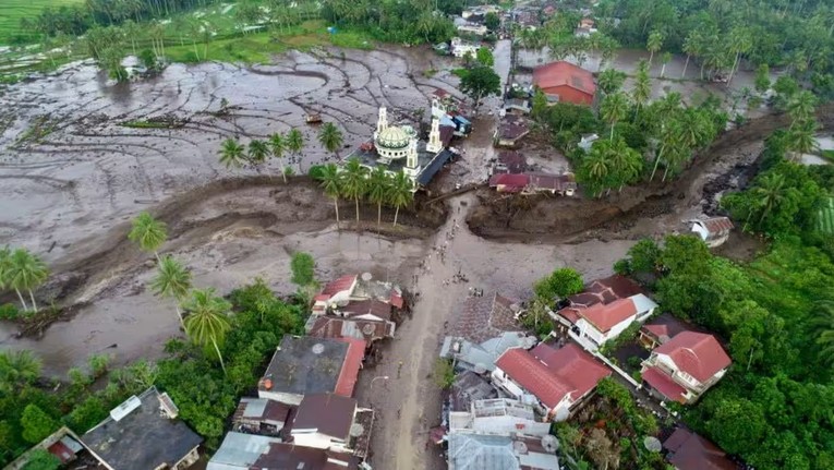 Khung cảnh tr&ecirc;n cao tại một huyện bị ảnh hưởng bởi lũ qu&eacute;t ở tỉnh T&acirc;y Sumatra, Indonesia. Ảnh: Cơ quan Ph&ograve;ng chống Thi&ecirc;n tai Quốc gia Indonesia