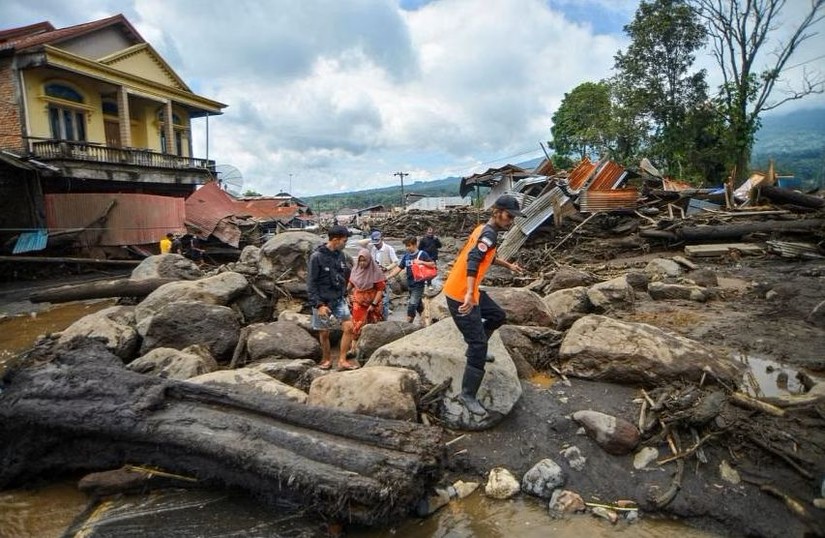 Khung cảnh đổ n&aacute;t tại khu vực bị ảnh hưởng bởi lũ qu&eacute;t ở huyện Agam, tỉnh T&acirc;y Sumatra, Indonesia. Ảnh: Reuters