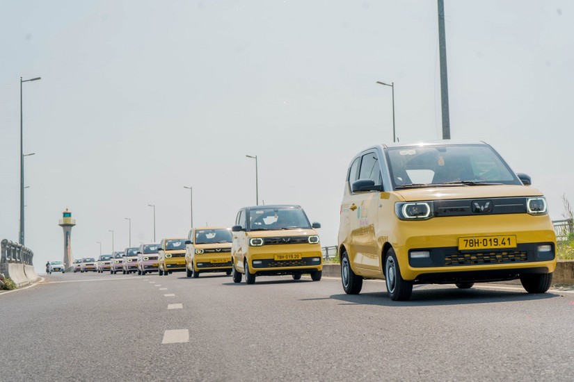 30 xe điện mini taxi đầu ti&ecirc;n hoạt động tại th&agrave;nh phố Tuy H&ograve;a. Ảnh: Wuling Vietnam.