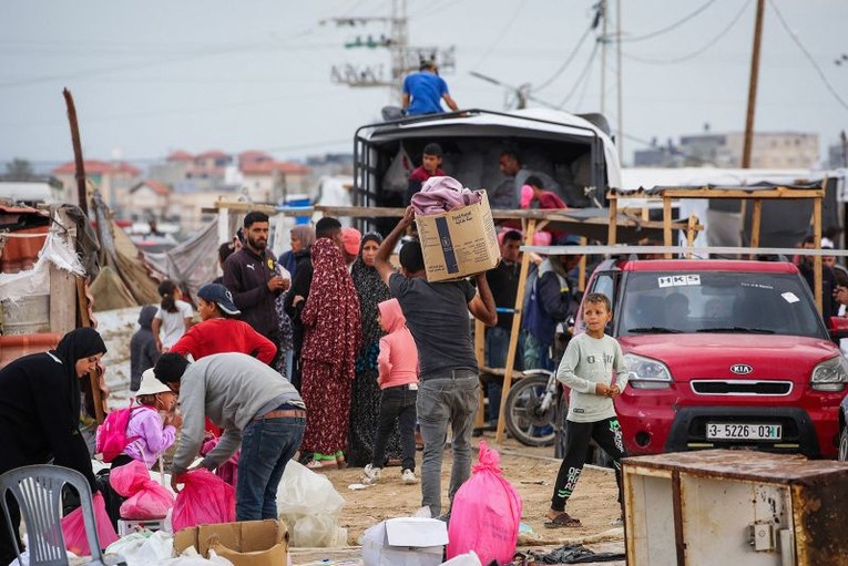 Người Palestine đ&oacute;ng g&oacute;i đồ đạc khi chuẩn bị chạy trốn khỏi Rafah, miền nam Gaza, ng&agrave;y 13/5. Ảnh: AFP