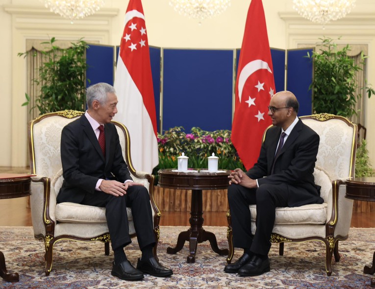 Thủ tướng L&yacute; Hiển Long gặp Tổng thống Tharman Shanmugaratnam, ng&agrave;y 13/5. Ảnh: Facebook/Tharman Shanmugaratnam