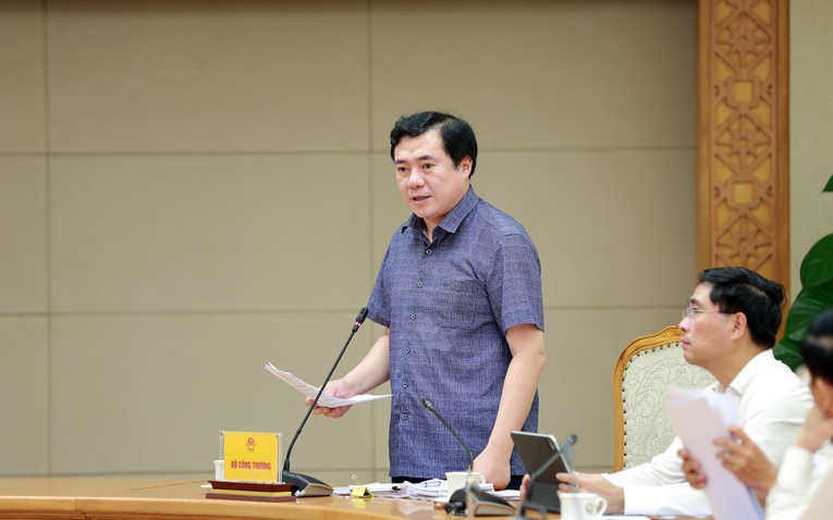 Thứ trưởng Bộ C&ocirc;ng Thương Nguyễn Sinh Nhật T&acirc;n b&aacute;o c&aacute;o tại cuộc họp. Nguồn: VGP.
