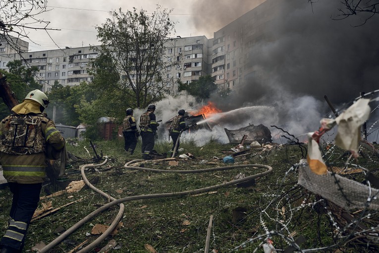 Hỏa hoạn xảy ra sau cuộc kh&ocirc;ng k&iacute;ch của Nga ở khu vực gần Kharkov, Ukraine, ng&agrave;y 14/5. Ảnh: CNN