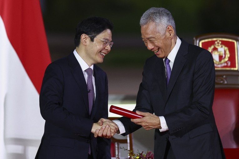 Bộ trưởng cấp cao L&yacute; Hiển Long bắt tay Thủ tướng Lawrence Wong sau khi nhận văn kiện bổ nhiệm. Ảnh: AFP