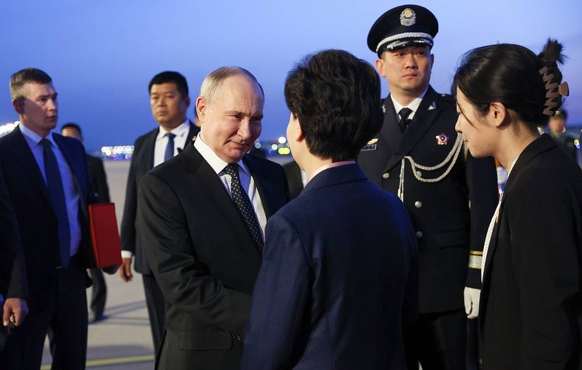 Tổng thống Nga Vladimir Putin được ch&agrave;o đ&oacute;n bởi Ủy vi&ecirc;n Quốc vụ Trung Quốc Shen Yiqin tại Bắc Kinh ng&agrave;y 16/5/2024. Ảnh: TASS