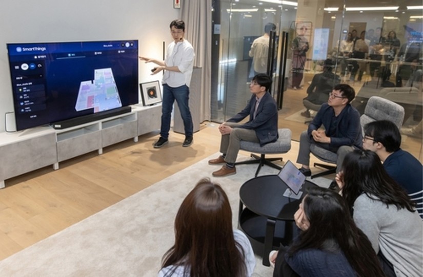 Samsung Electronics giới thiệu dịch vụ chăm s&oacute;c, cho ph&eacute;p người d&ugrave;ng điều khiển từ xa c&aacute;c thiết bị gia dụng của họ. Ảnh: Theo Korea Times.