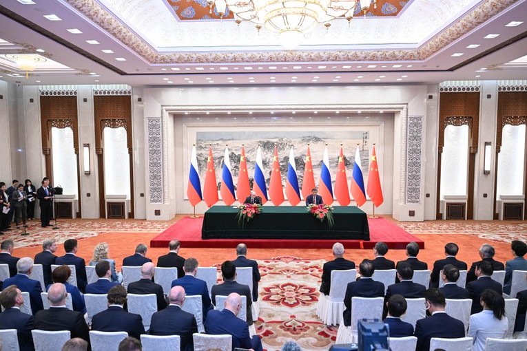 Chủ tịch Trung Quốc Tập Cận B&igrave;nh v&agrave; Tổng thống Nga Vladimir Putin gặp mặt b&aacute;o ch&iacute; sau cuộc hội đ&agrave;m tại Đại lễ đường Nh&acirc;n d&acirc;n ở thủ đ&ocirc; Bắc Kinh, Trung Quốc ng&agrave;y 16/5/2024. Ảnh: T&acirc;n Hoa X&atilde;