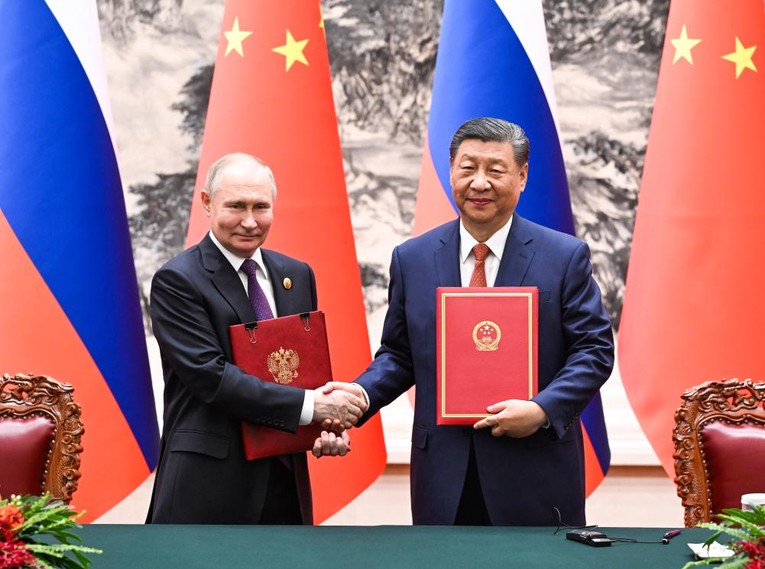 Chủ tịch Trung Quốc Tập Cận B&igrave;nh v&agrave; Tổng thống Nga Vladimir Putin k&yacute; v&agrave; ban h&agrave;nh tuy&ecirc;n bố chung về tăng cường quan hệ đối t&aacute;c chiến lược to&agrave;n diện Trung - Nga, phối hợp trong kỷ nguy&ecirc;n mới nh&acirc;n kỷ niệm 75 năm thiết lập quan hệ ngoại giao ng&agrave;y 16/5/2024. Ảnh: T&acirc;n Hoa X&atilde;