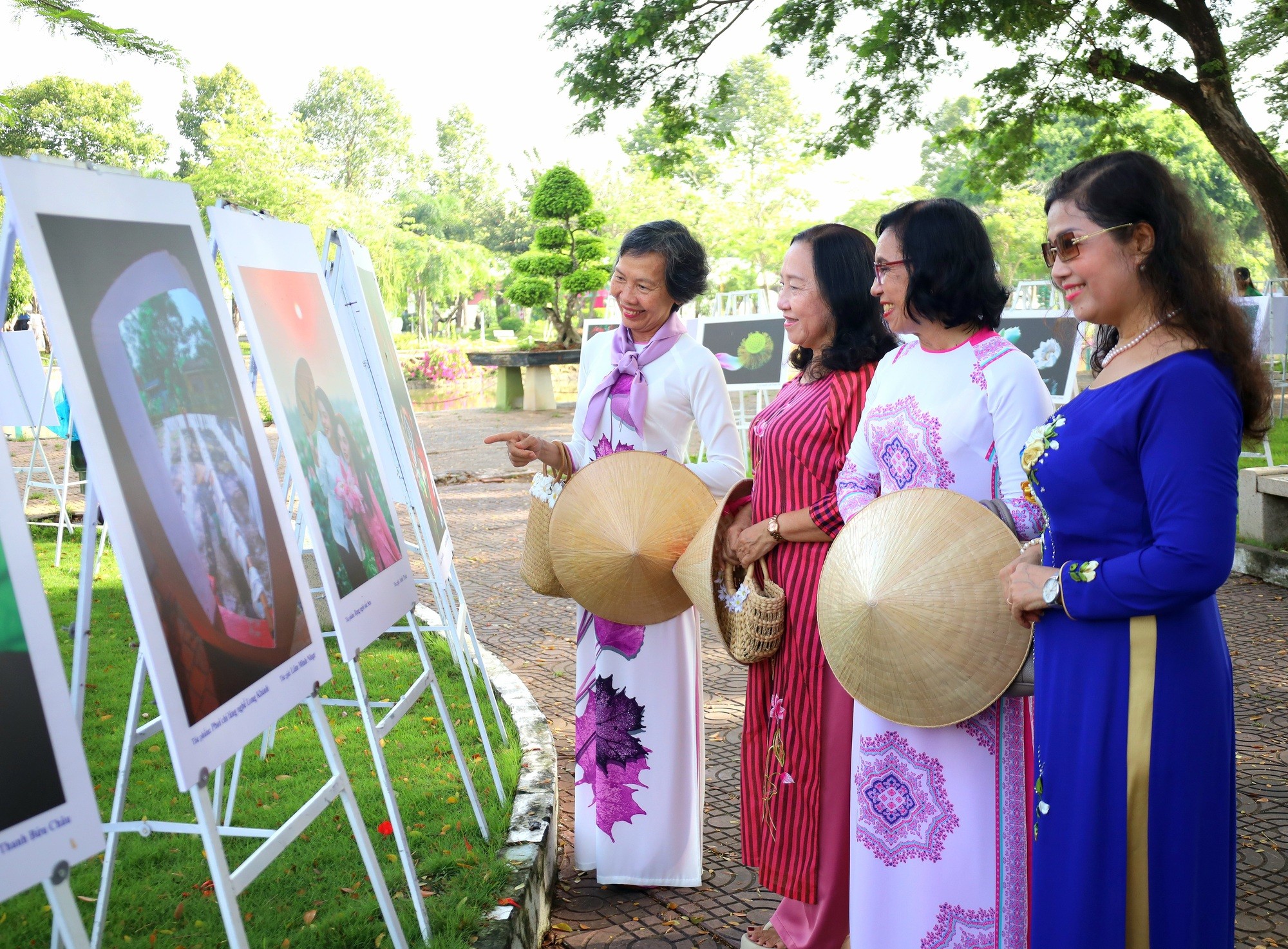 Du kh&aacute;ch tham quan triển l&atilde;m ảnh nghệ thuật, tranh v&agrave; gốm Nam Bộ chủ đề sen Đồng Th&aacute;p.