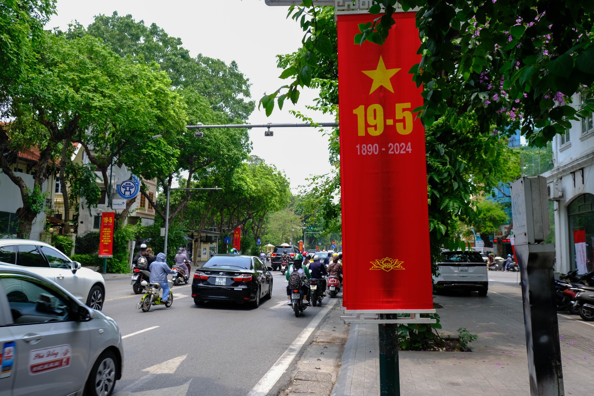 Kh&ocirc;ng kh&iacute; ch&agrave;o mừng 134 năm ng&agrave;y sinh Chủ tịch Hồ Ch&iacute; Minh xuất hiện khắp c&aacute;c đường phố thủ đ&ocirc;. Ảnh: L&ecirc; An/Mekong ASEAN.
