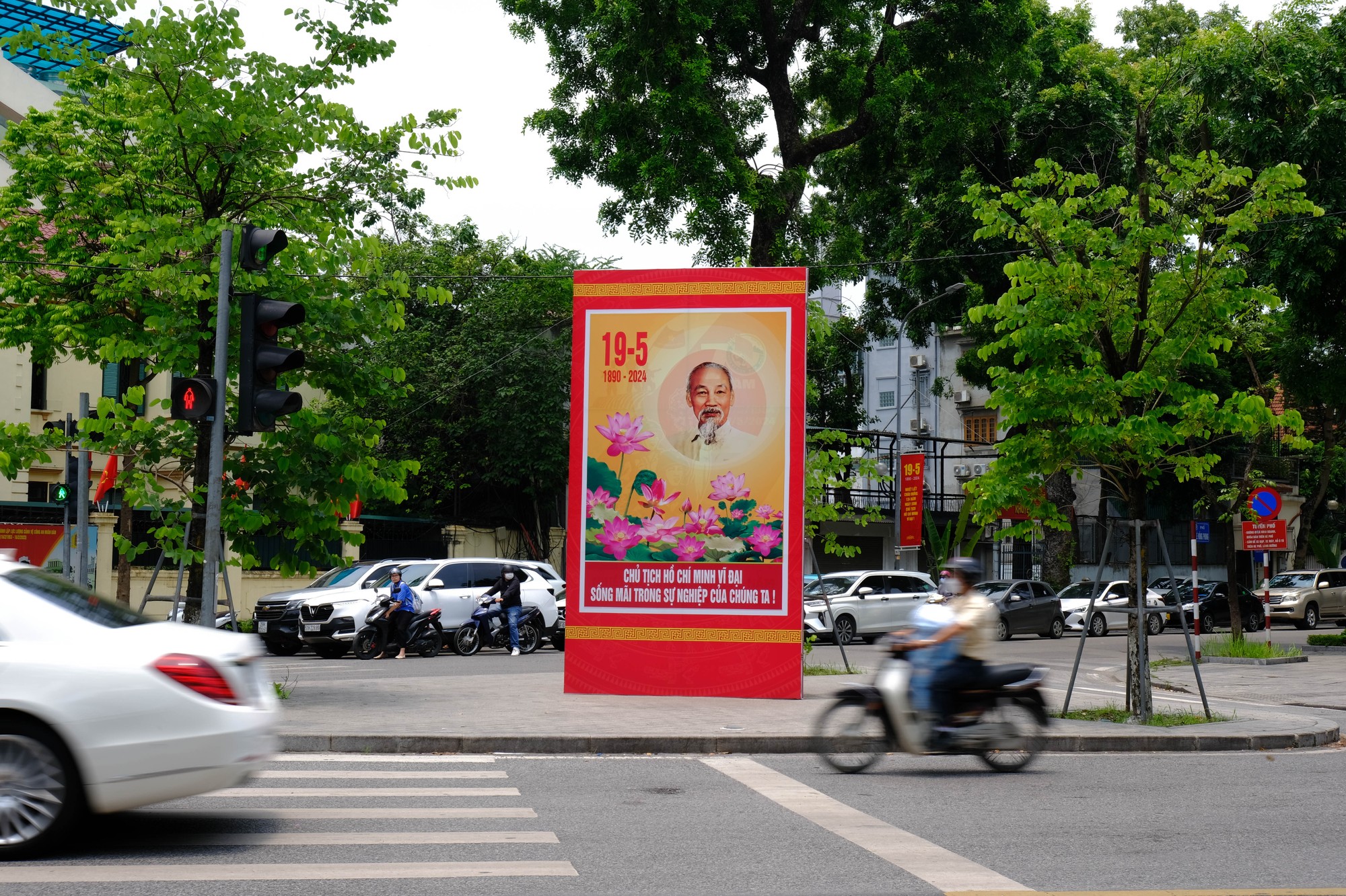 &amp;amp;amp;quot;Chủ tịch Hồ Ch&iacute; Minh vĩ đại sống m&atilde;i trong sự nghiệp của ch&uacute;ng ta!&amp;amp;amp;quot; trở th&agrave;nh c&acirc;u khẩu hiệu thể hiện sự biết ơn s&acirc;u sắc tới B&aacute;c Hồ, Người đ&atilde; t&igrave;m ra đường lối c&aacute;ch mạng cho d&acirc;n tộc. Ảnh: L&ecirc; An/Mekong ASEAN.