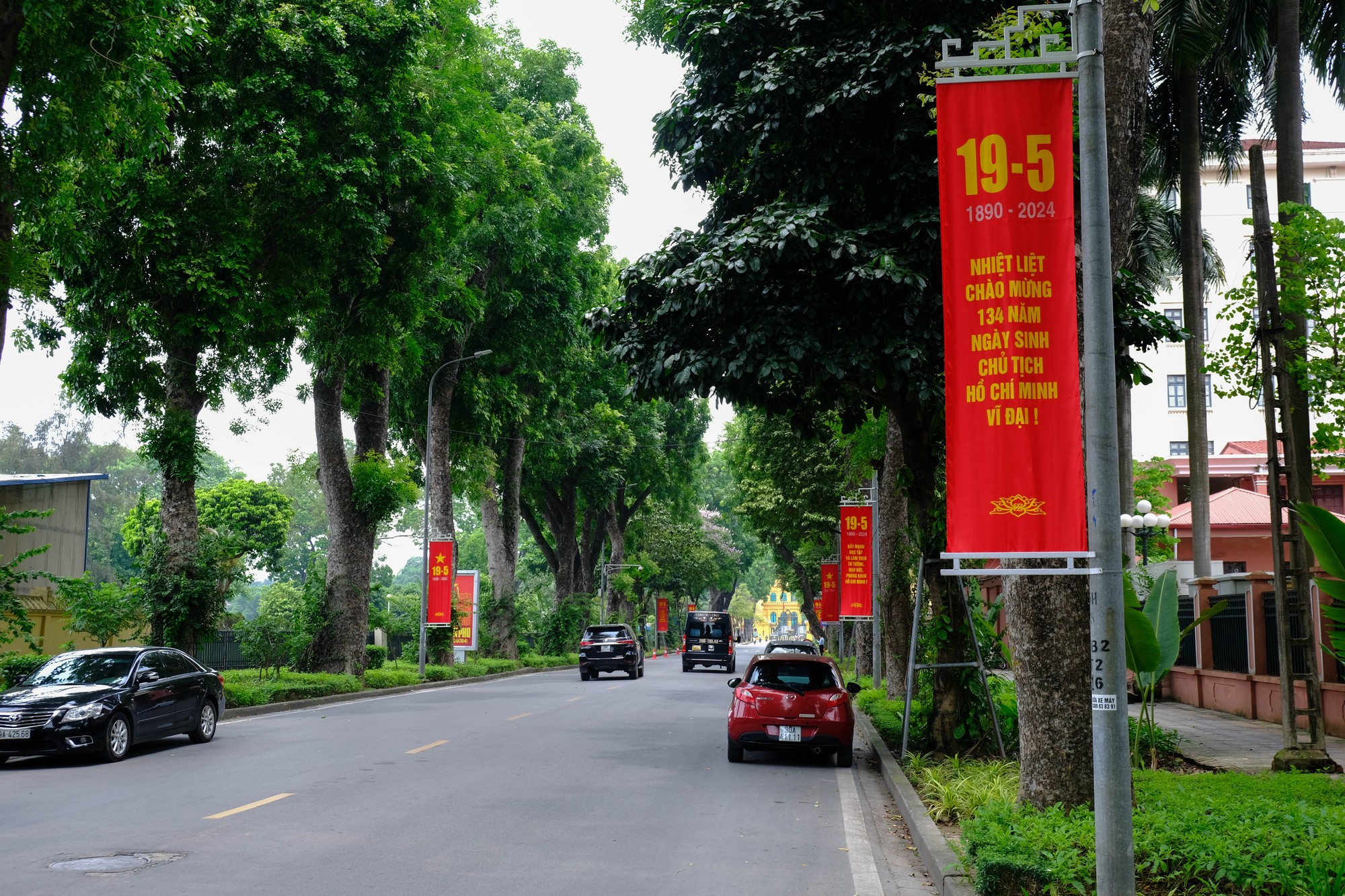Hà Nội rực rỡ cờ hoa kỷ niệm 134 năm ngày sinh Chủ tịch Hồ Chí Minh