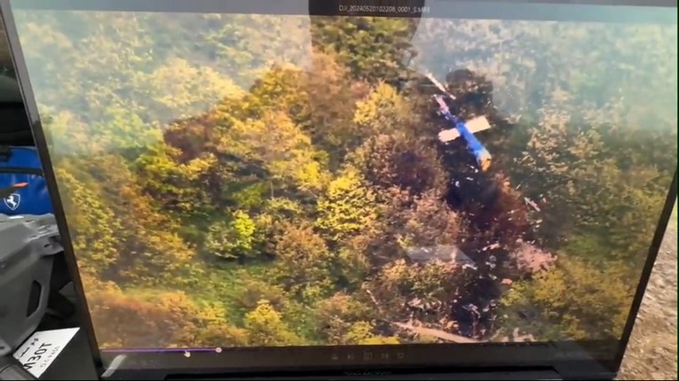 Mảnh vỡ trực thăng tại hiện trường vụ tai nạn. Ảnh: FARS News Agency