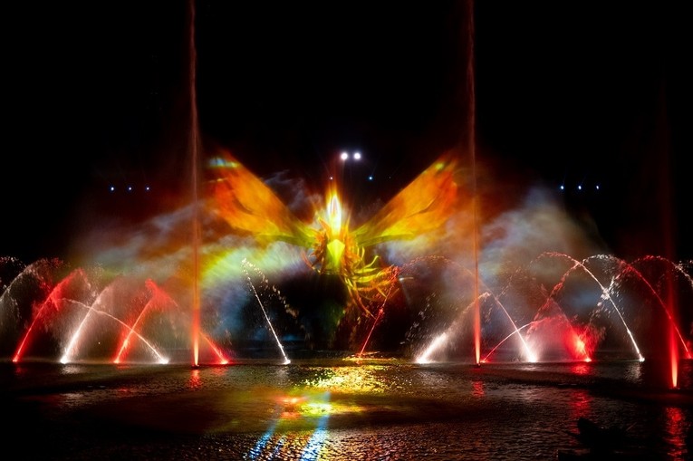 Show nhạc nước Phoenix Reborn h&agrave;ng ng&agrave;y, bắn ph&aacute;o hoa 120m mỗi cuối tuần, đại nhạc hội, sự kiện lớn theo m&ugrave;a&hellip; l&agrave; những đặc trưng chỉ c&oacute; tại phố đi bộ tr&ecirc;n đảo Vũ Y&ecirc;n.