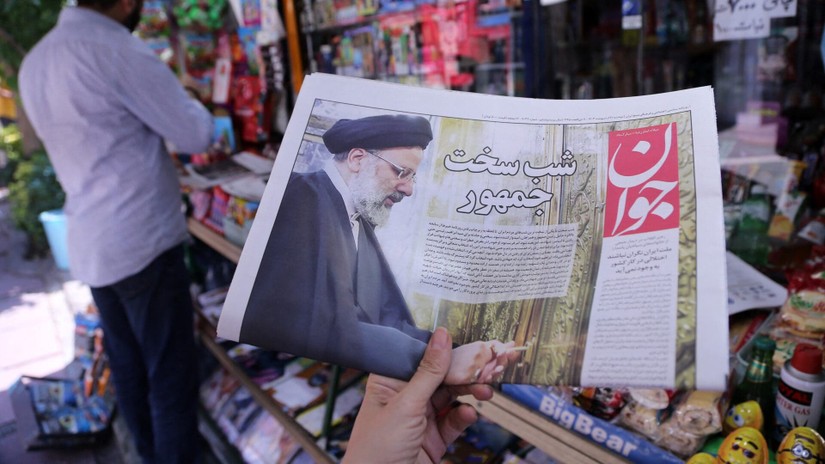 Tờ b&aacute;o đưa tin Tổng thống Iran Ebrahim Raisi thiệt mạng trong vụ tai nạn trực thăng, Tehran, Iran, ng&agrave;y 20/5. Ảnh: AFP