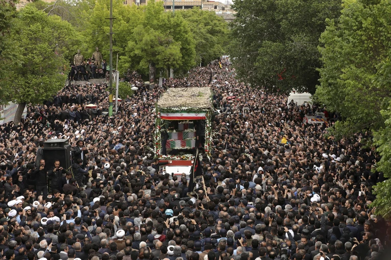 Đ&aacute;m đ&ocirc;ng đưa tang tại Tabriz, Iran, ng&agrave;y 21/5. Ảnh: AP