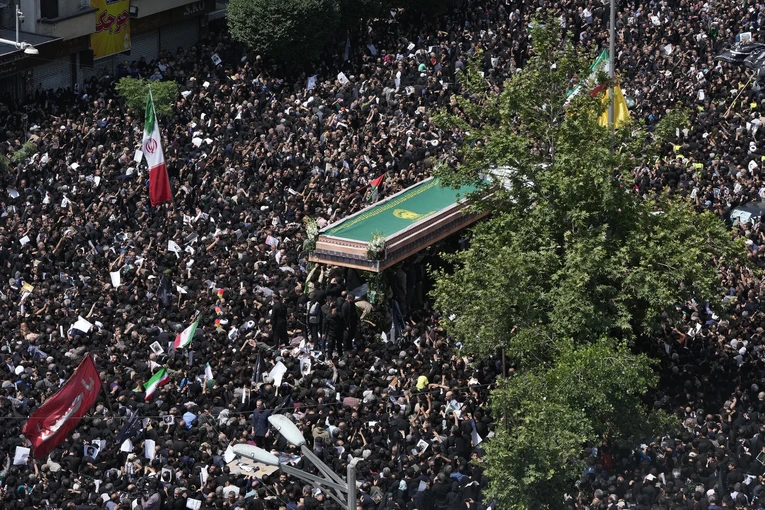 D&ograve;ng người đi theo xe chở linh cữu cố Tổng thống Ebrahim Raisi v&agrave; những người đồng h&agrave;nh trong vụ tai nạn, Tehran, ng&agrave;y 22/5. Ảnh: AP
