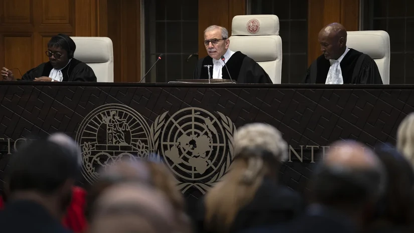 Chủ tọa phi&ecirc;n t&ograve;a Nawaf Salam (giữa) đọc ph&aacute;n quyết của T&ograve;a &aacute;n C&ocirc;ng l&yacute; Quốc tế (ICJ) ở The Hague, H&agrave; Lan h&ocirc;m 2452024. Ảnh: AP