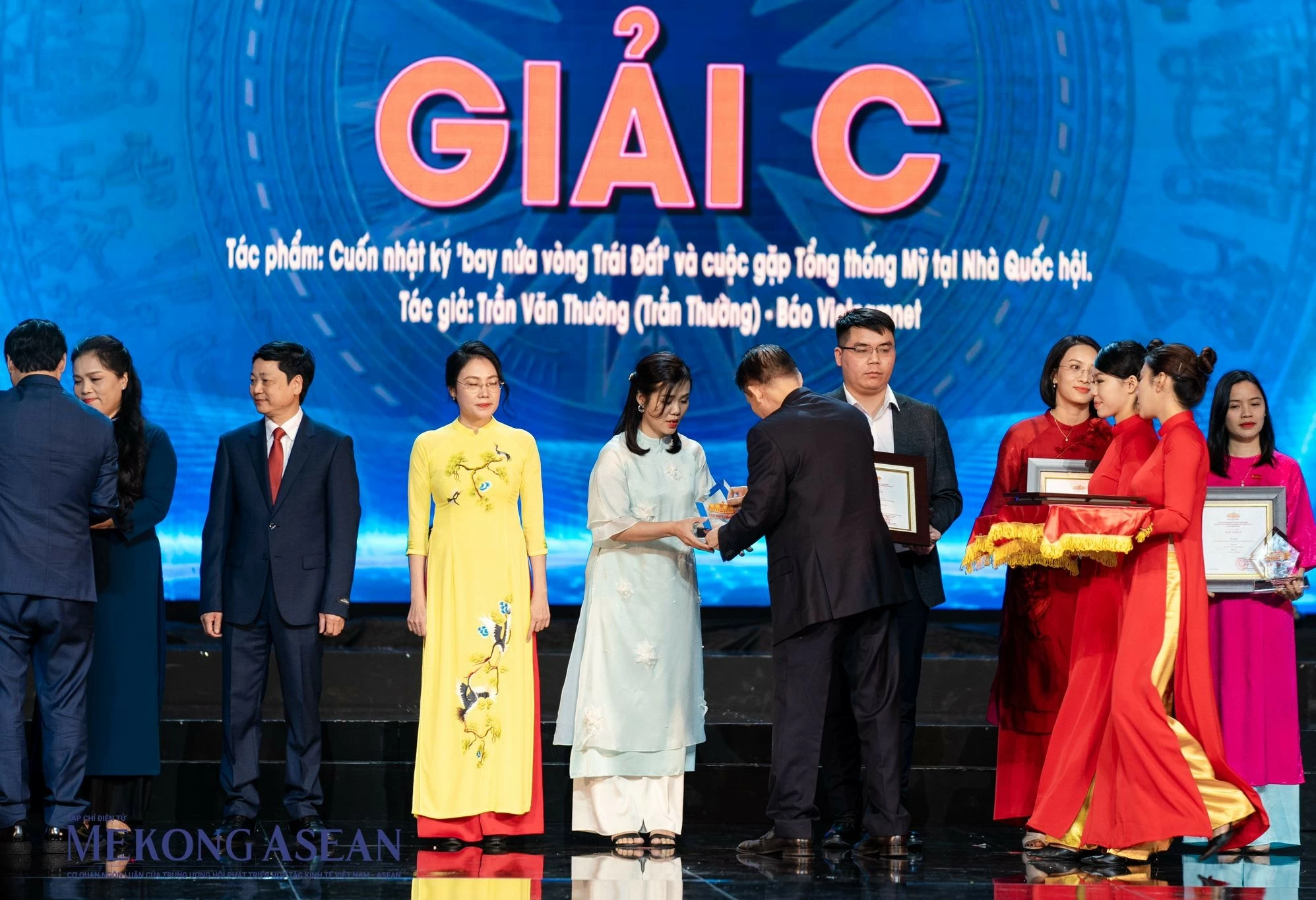 Tạp ch&iacute; Mekong ASEAN gi&agrave;nh Giải C - Giải B&aacute;o ch&iacute; to&agrave;n quốc về Quốc hội v&agrave; Hội đồng nh&acirc;n d&acirc;n (Giải Di&ecirc;n Hồng) lần thứ hai năm 2024, với b&agrave;i viết &amp;amp;amp;quot;Quyết s&aacute;ch đột ph&aacute; từ Nghị trường: Kỳ vọng diện mạo mới cho v&ugrave;ng đồng b&agrave;o d&acirc;n tộc thiểu số v&agrave; miền n&uacute;i&amp;amp;amp;quot; của nh&oacute;m t&aacute;c giả Đinh Nhung - Kiều Chinh. Ảnh: Qu&aacute;ch Sơn - Mekong ASEAN