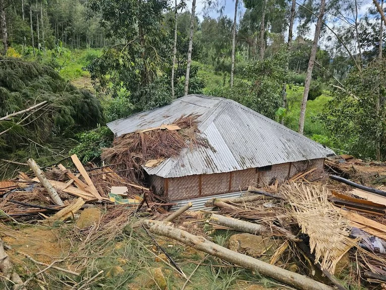 Một ng&ocirc;i nh&agrave; bị thiệt hại do lở đất tại Maip Mulitaka, tỉnh Enga, Papua New Guinea ng&agrave;y 24/5/2024. Ảnh: Reuters