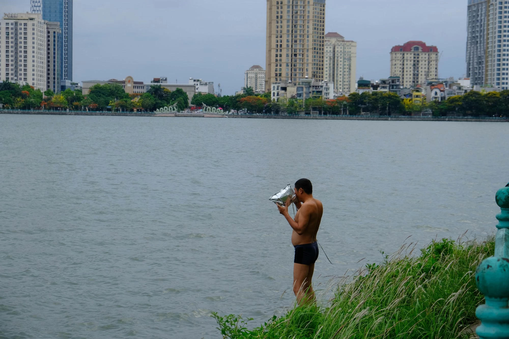 Những người bơi lội giải nhiệt tr&ecirc;n hồ T&acirc;y thường đeo k&iacute;nh bơi, trang bị những vật dụng th&ocirc; sơ như b&oacute;ng bay, b&igrave;nh nước rỗng để l&agrave;m phao. Ảnh: L&ecirc; An/Mekong ASEAN.