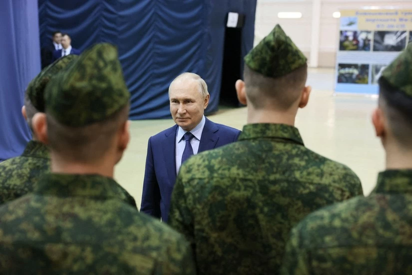 Tổng thống Nga Vladimir Putin thăm căn cứ kh&ocirc;ng qu&acirc;n Torzhok, v&ugrave;ng Tver, ng&agrave;y 27/3. Ảnh: AFP