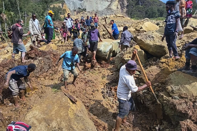 Người d&acirc;n l&agrave;ng Yambali, tỉnh Enga, Papua New Guinea đ&agrave;o bới trong đống đổ n&aacute;t sau trận sạt lở đất. Ảnh: IOM