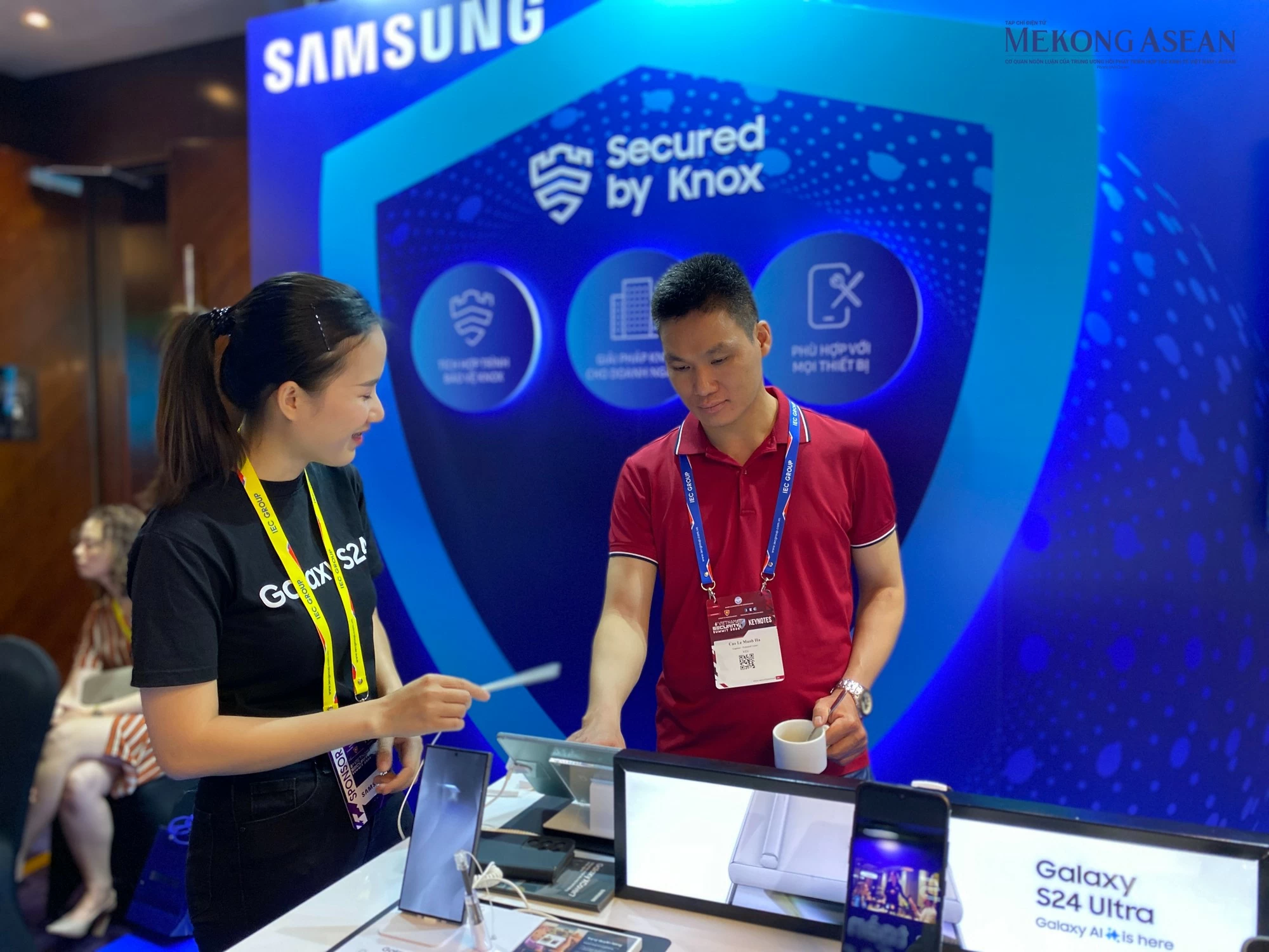 Samsung mang đến giải ph&aacute;p bảo mật dữ liệu Samsung Knox c&oacute; khả năng ngăn th&ocirc;ng tin nhạy cảm bị r&ograve; rỉ trong qu&aacute; tr&igrave;nh nh&acirc;n vi&ecirc;n sử dụng c&aacute;c thiết bị c&ocirc;ng, thiết bị c&aacute; nh&acirc;n, gi&uacute;p chặn đứng mọi h&agrave;nh vi x&acirc;m nhập từ c&aacute;c phần mềm độc hại. Ảnh: H&agrave; Anh/Mekong ASEAN.